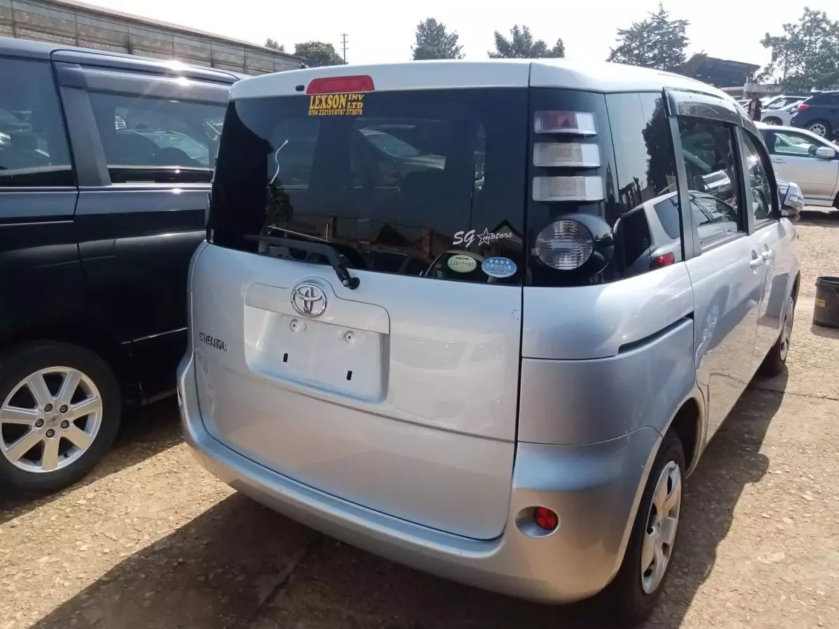 Toyota Sienta   - 2009