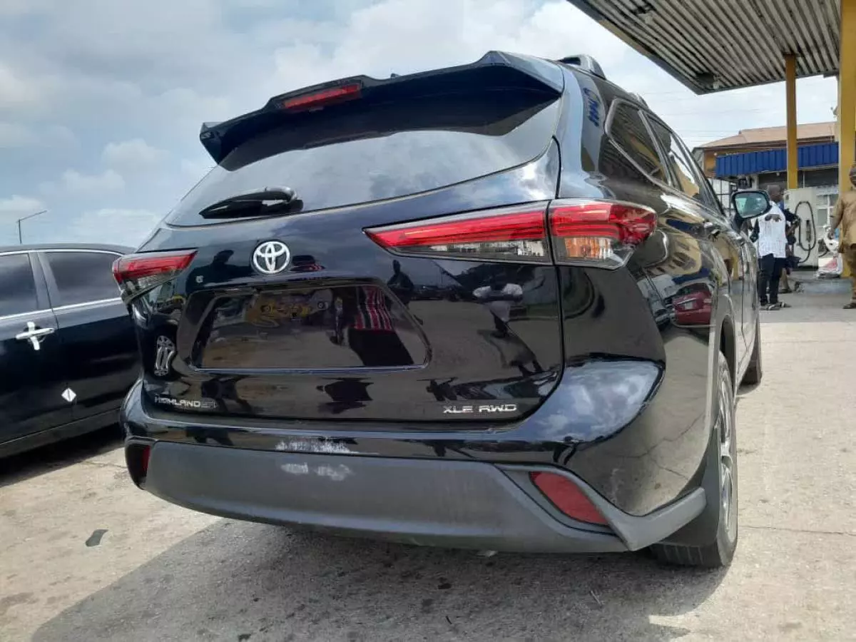 Toyota Highlander   - 2021