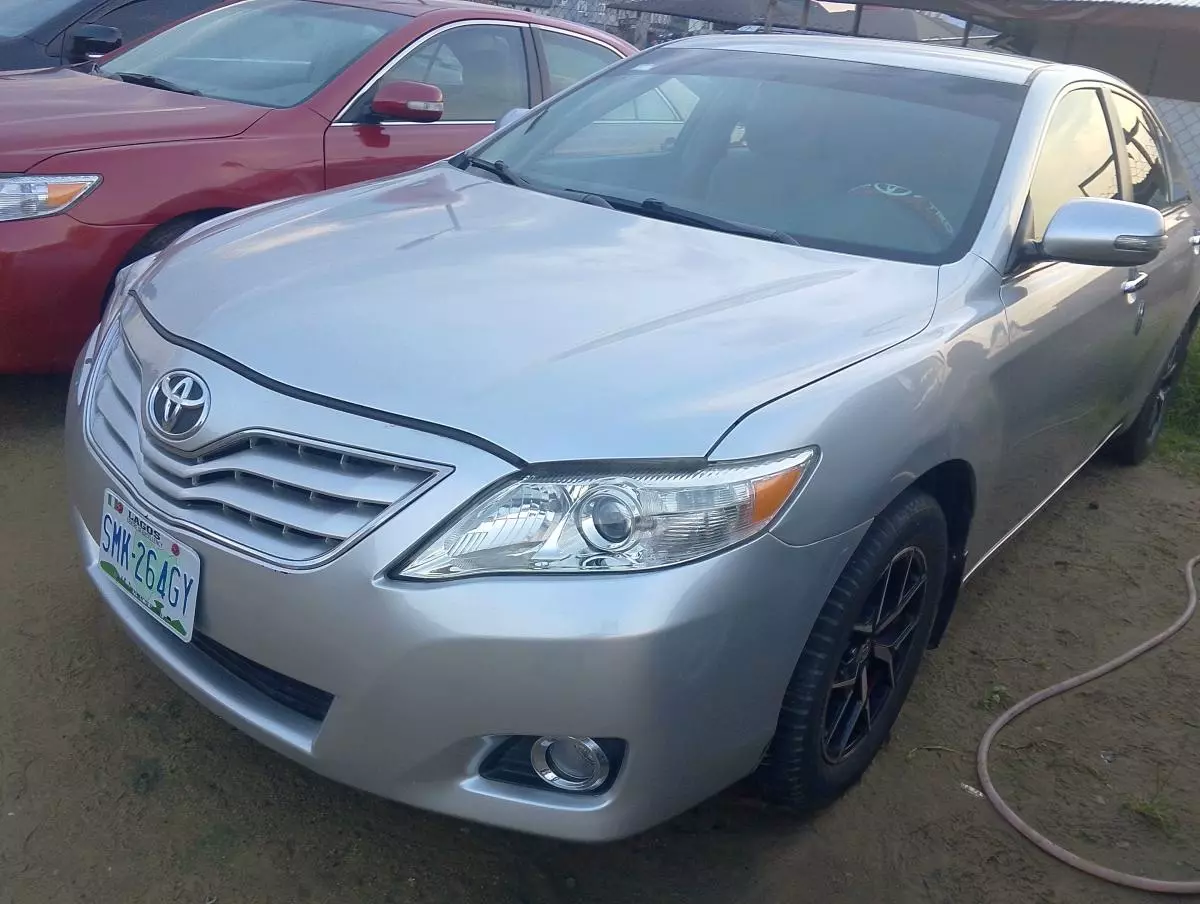 Toyota Camry   - 2010