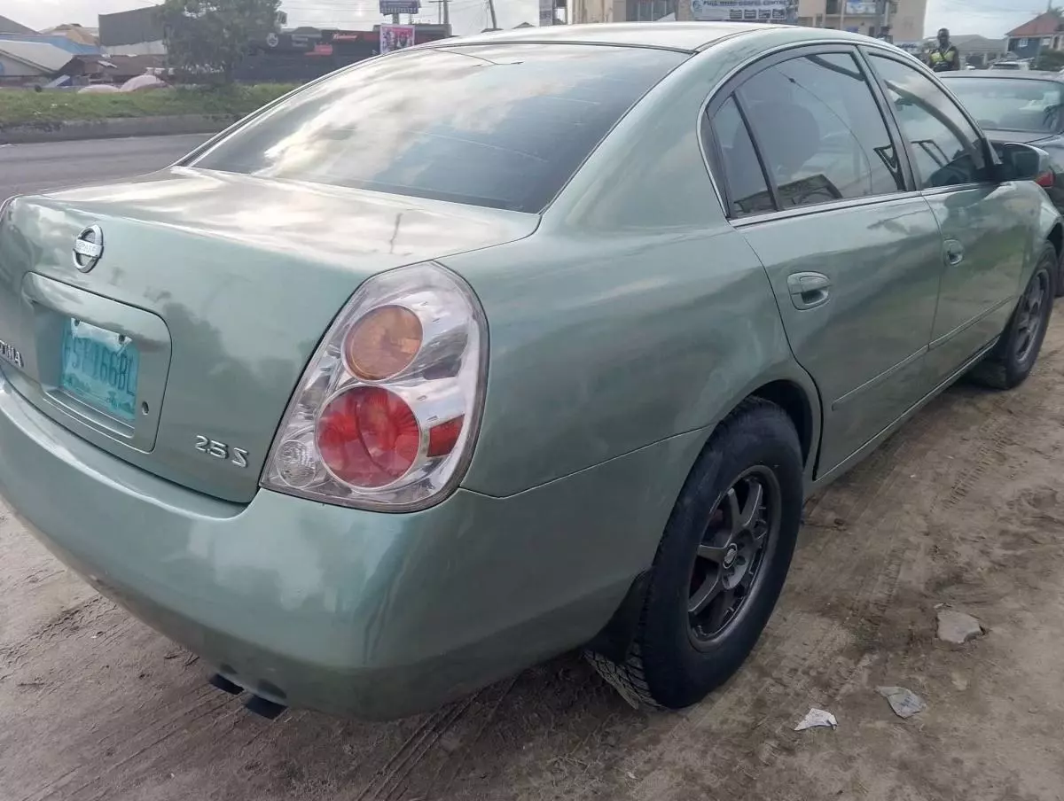 Nissan Altima   - 2002