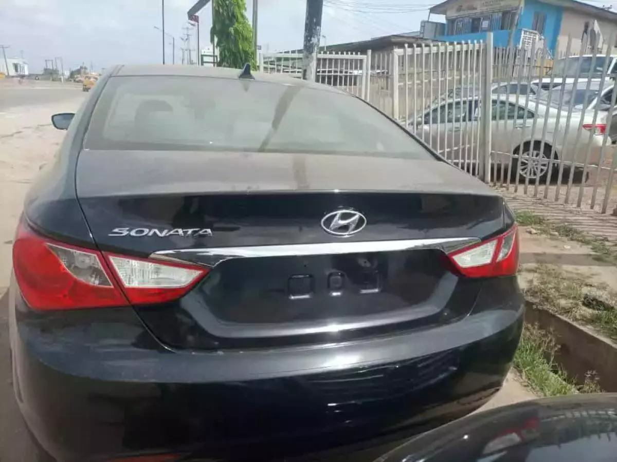 Hyundai Sonata   - 2011