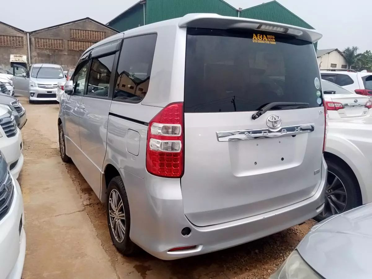 Toyota Noah   - 2012