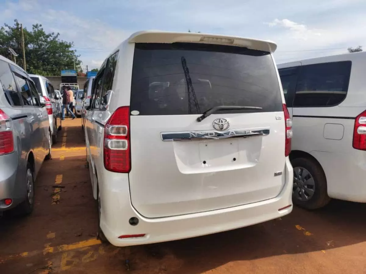 Toyota Noah - 2009