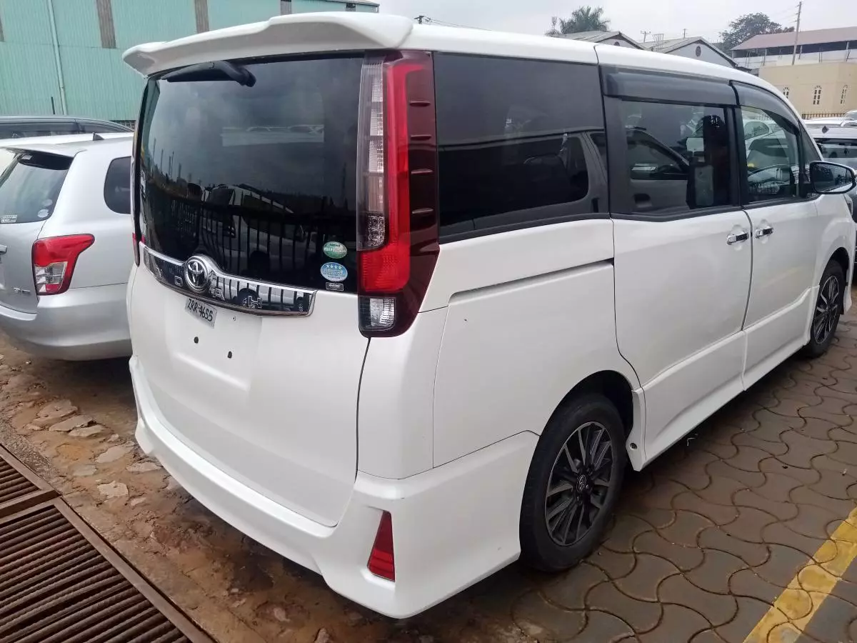 Toyota Noah   - 2015