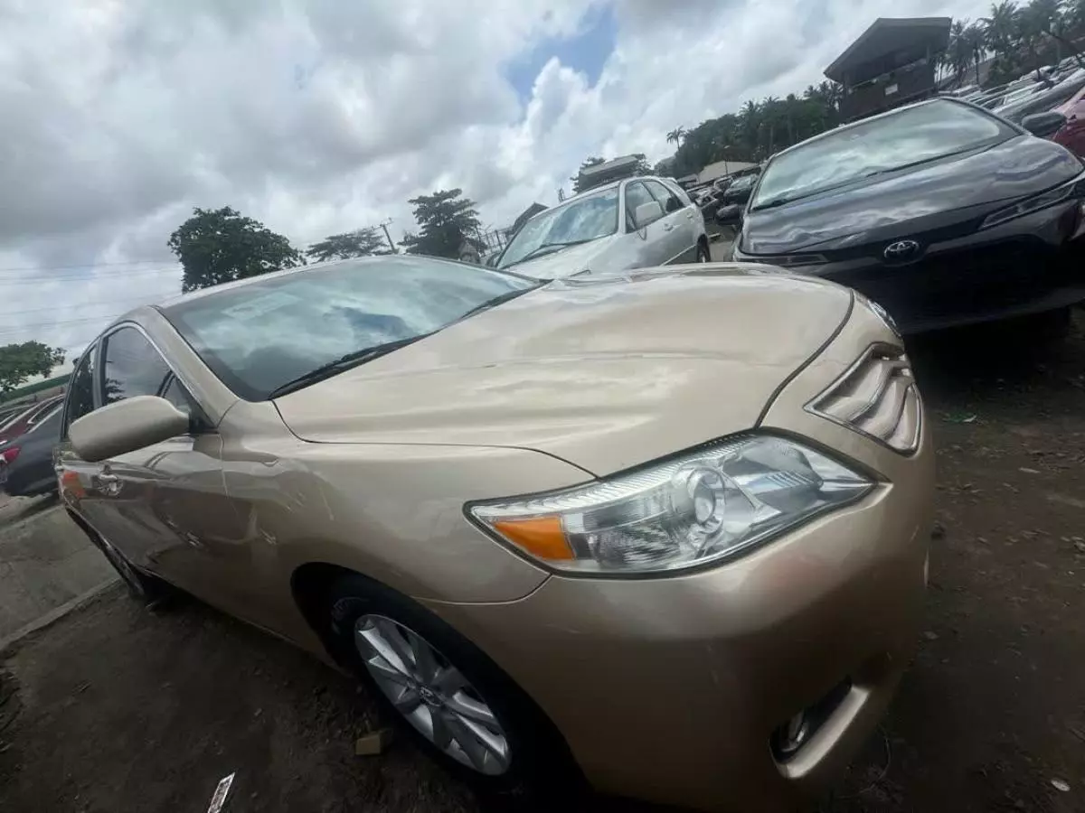 Toyota Camry   - 2010