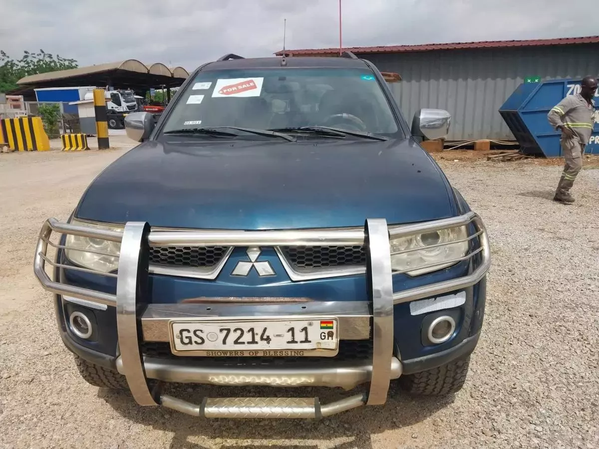 Mitsubishi Pajero Sport   - 2011