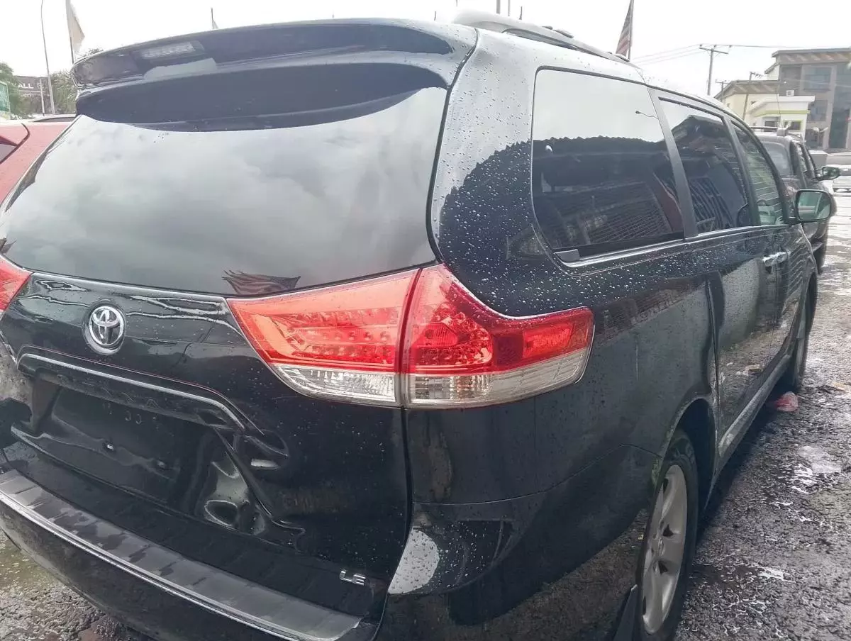 Toyota Sienna   - 2011