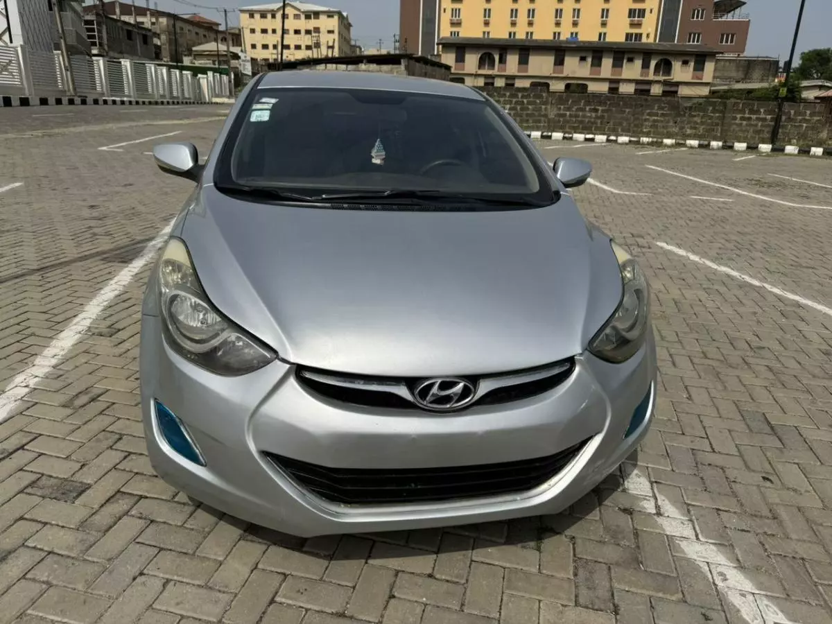 Hyundai Elantra   - 2013