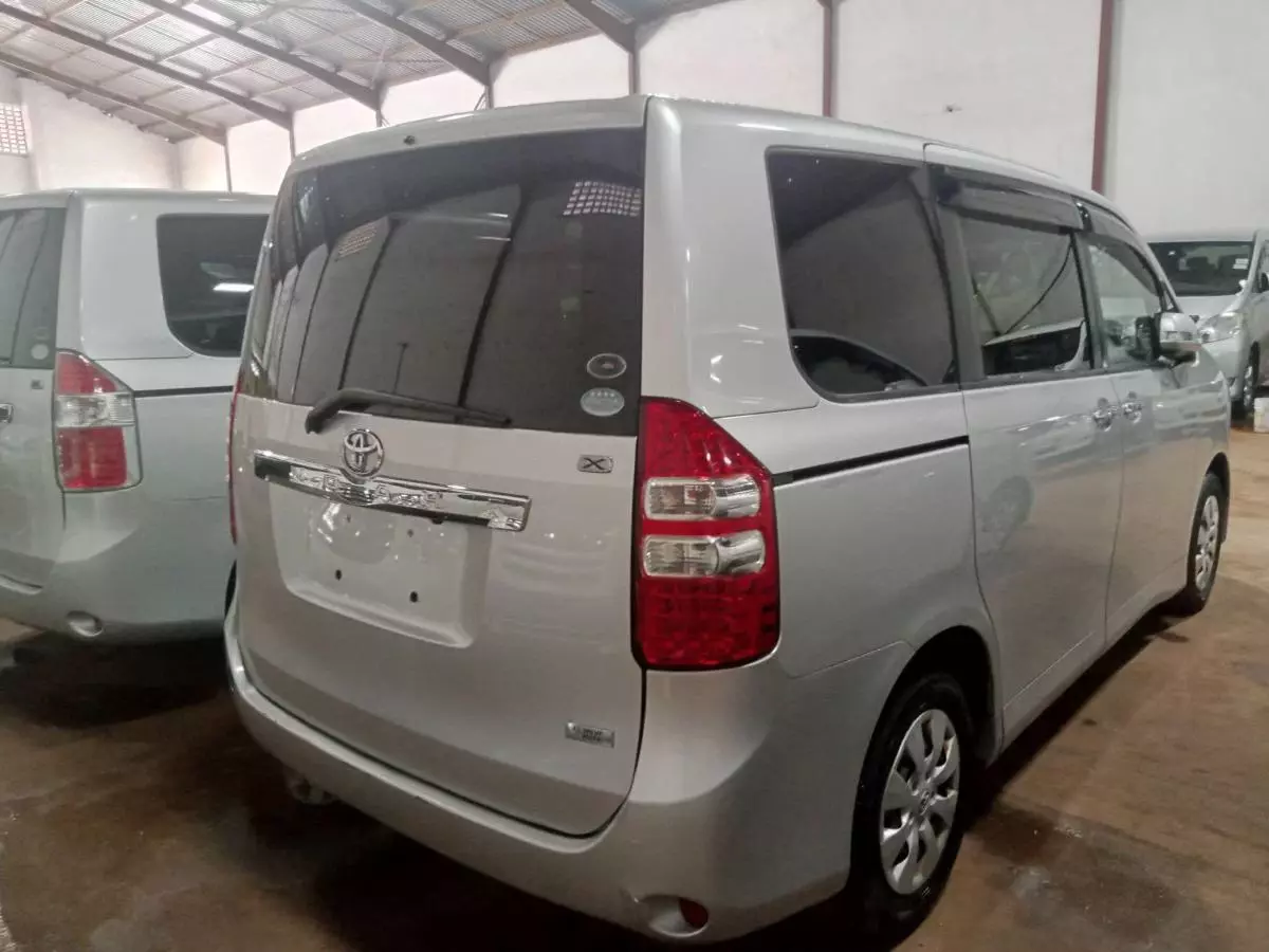 Toyota Noah   - 2009