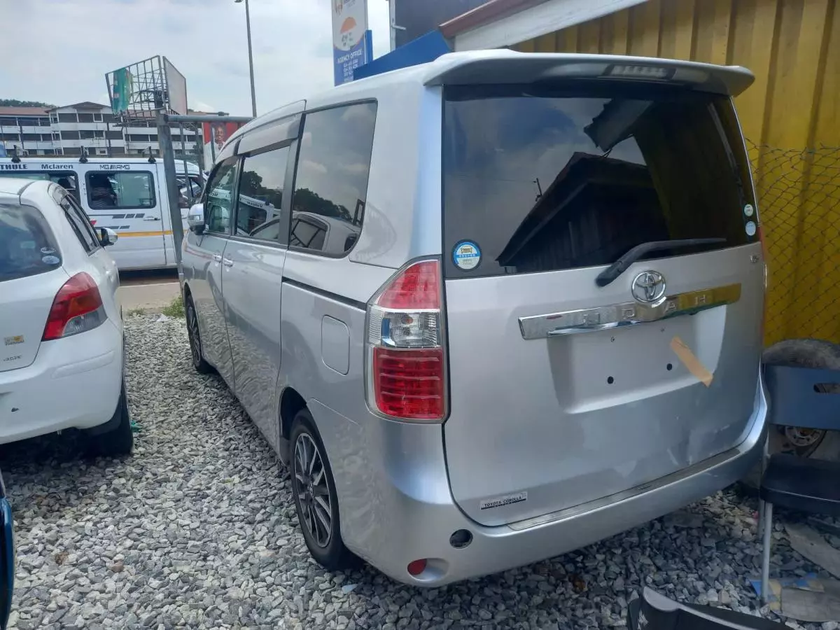 Toyota Noah   - 2012