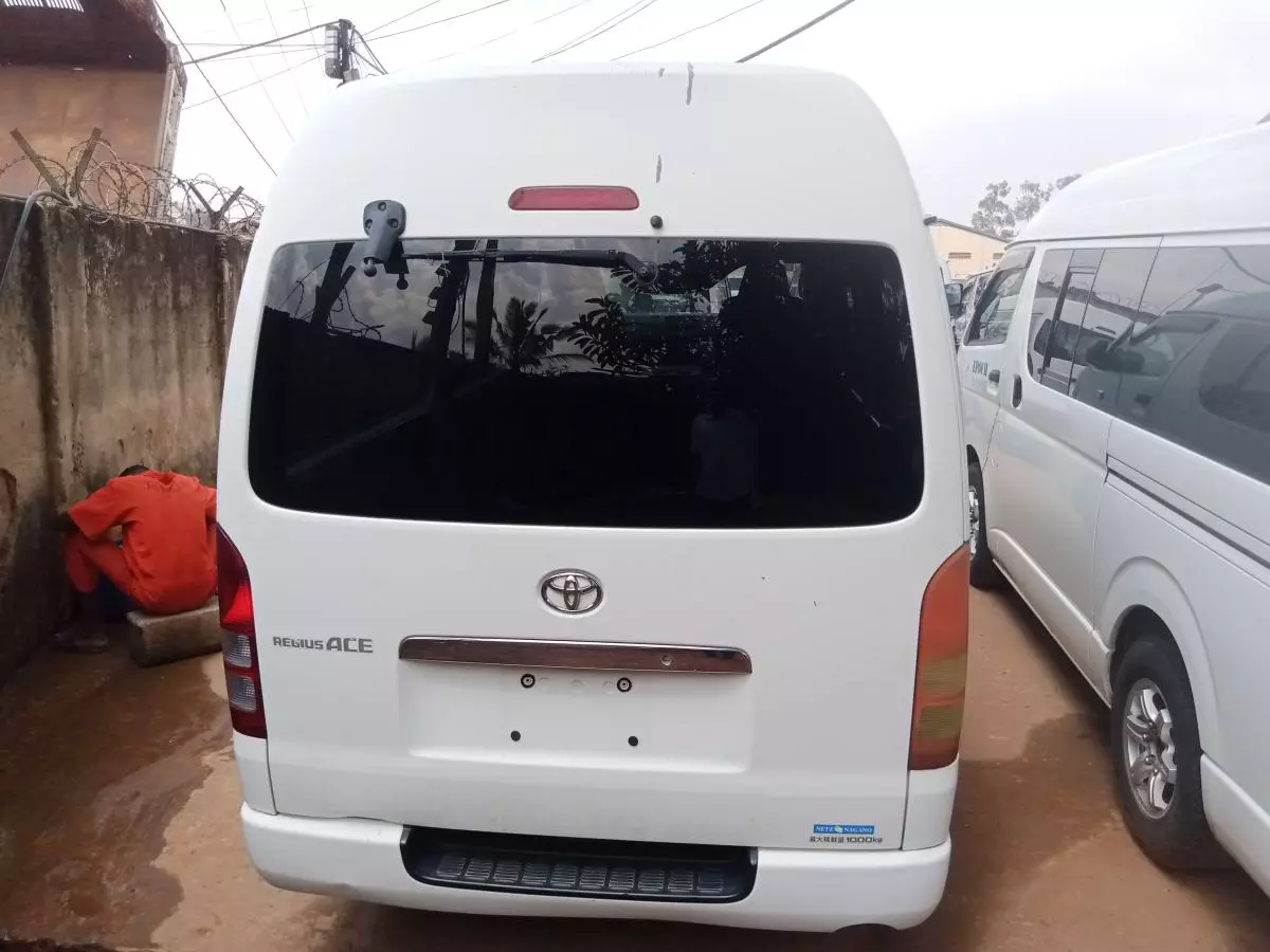 Toyota Hiace   - 2011