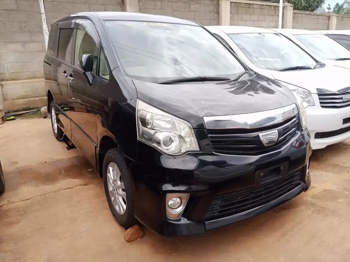 Toyota Noah   - 2011