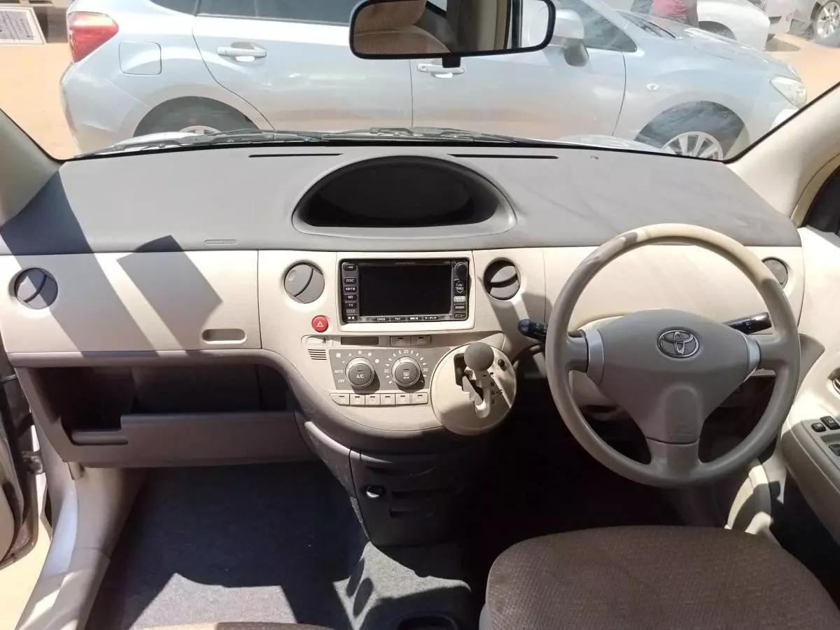 Toyota Sienta   - 2011