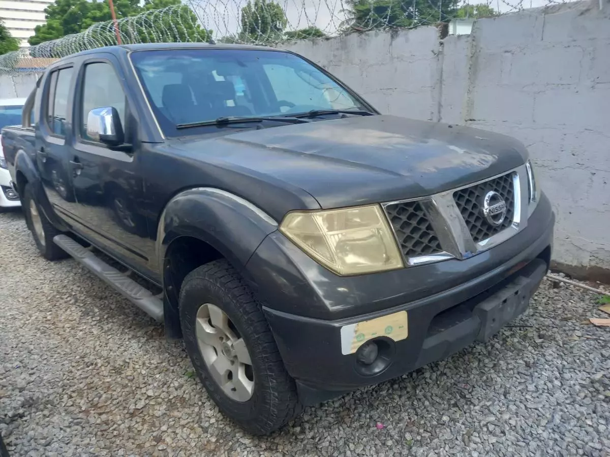 Nissan Navara   - 2011