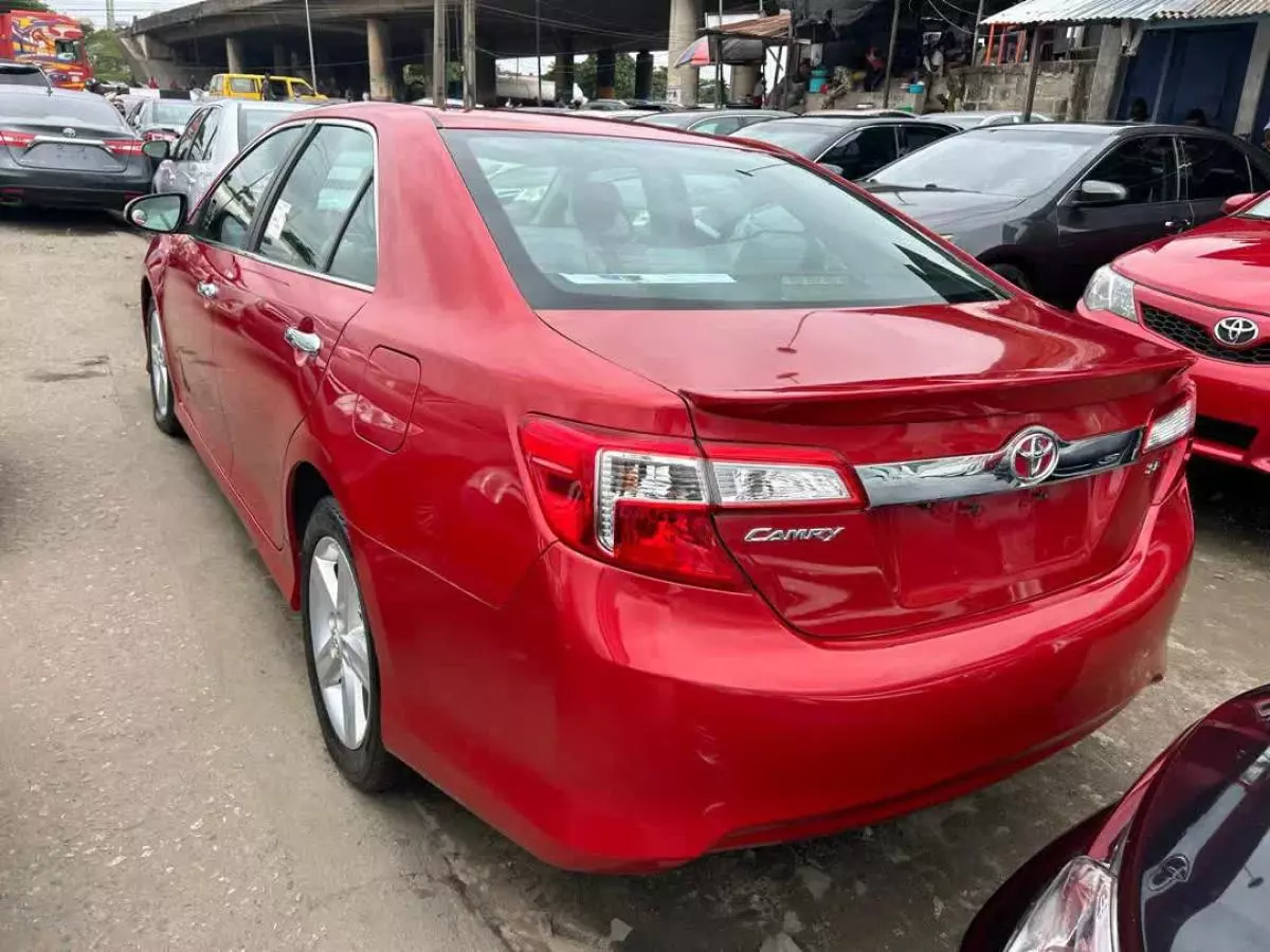 Toyota Camry   - 2012