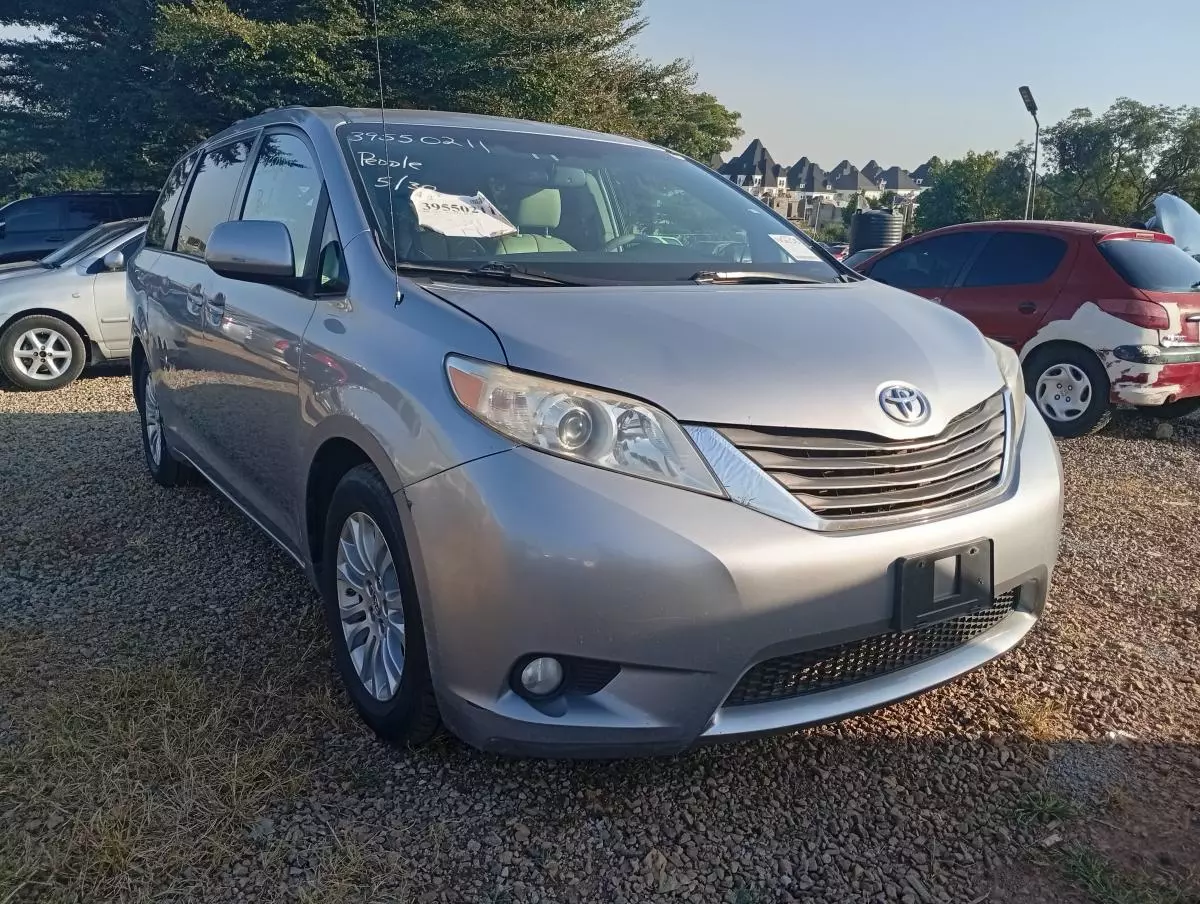 Toyota Sienna   - 2011