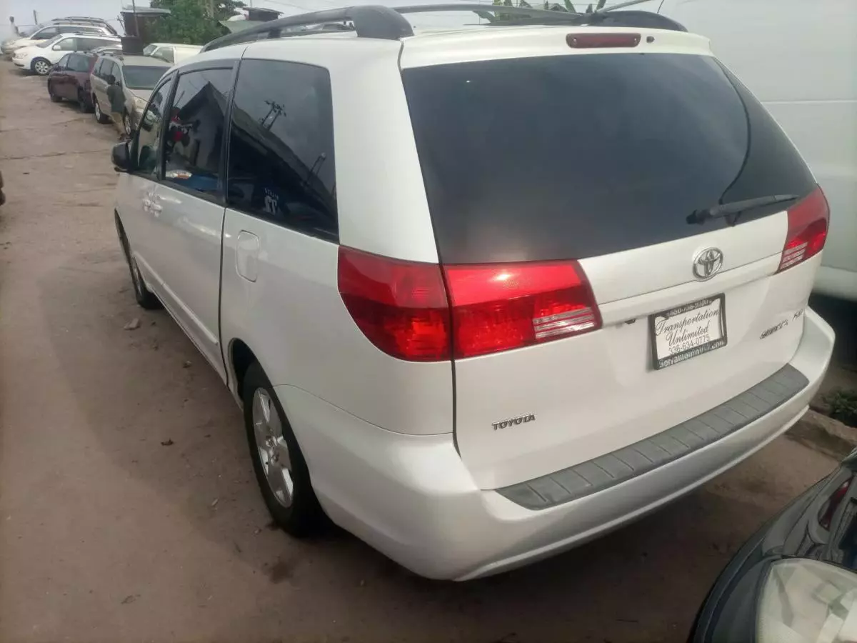 Toyota Sienna   - 2010