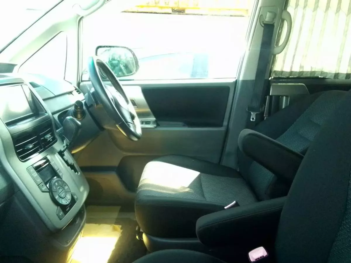 Toyota Noah   - 2010