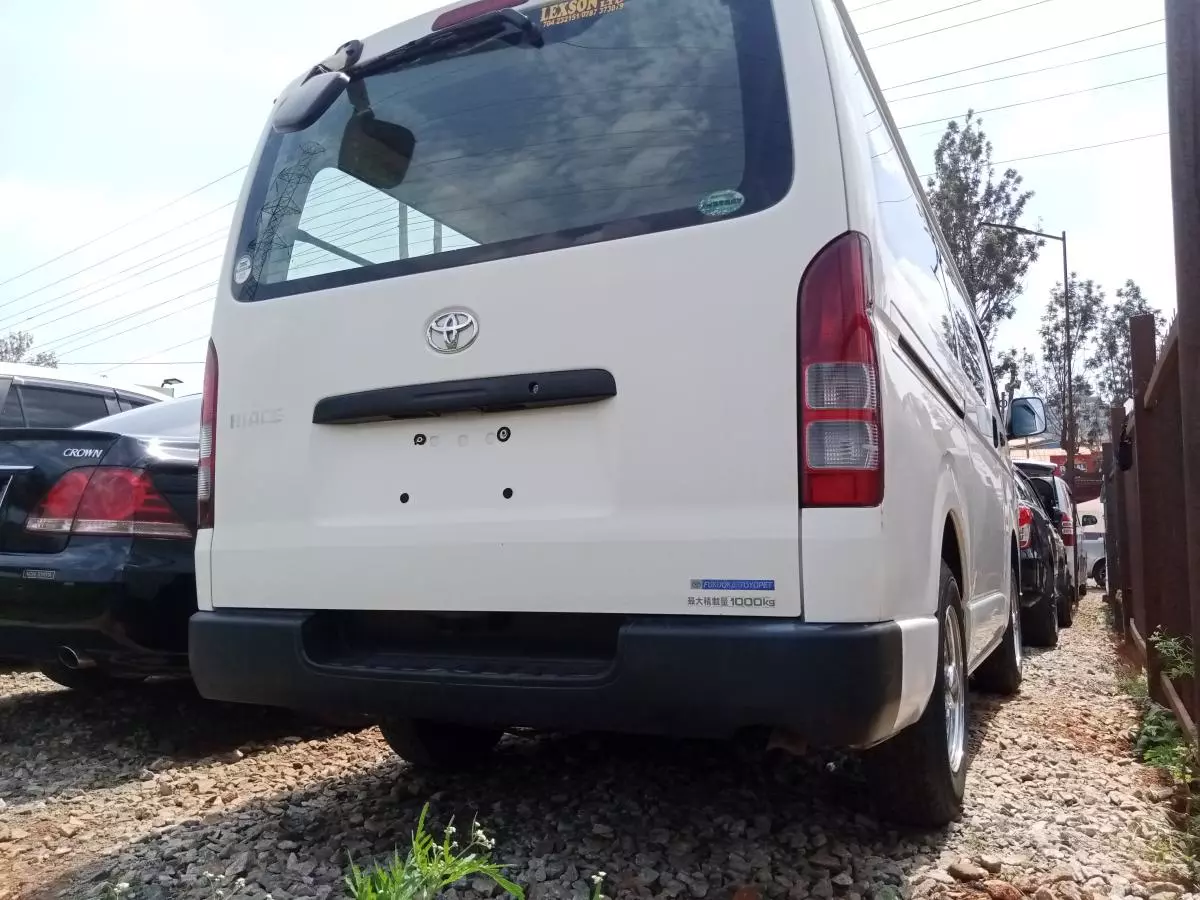 Toyota Hiace   - 2011