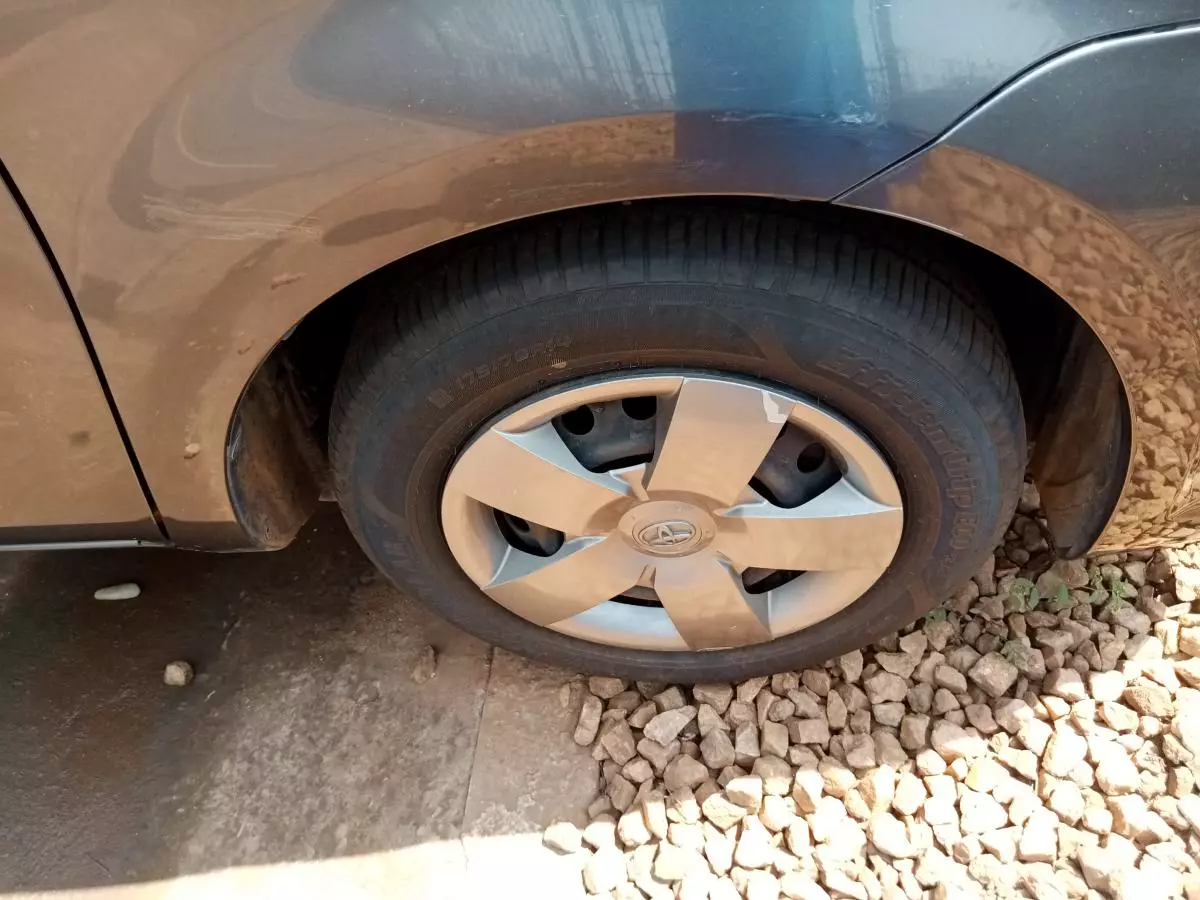 Toyota Sienta   - 2012