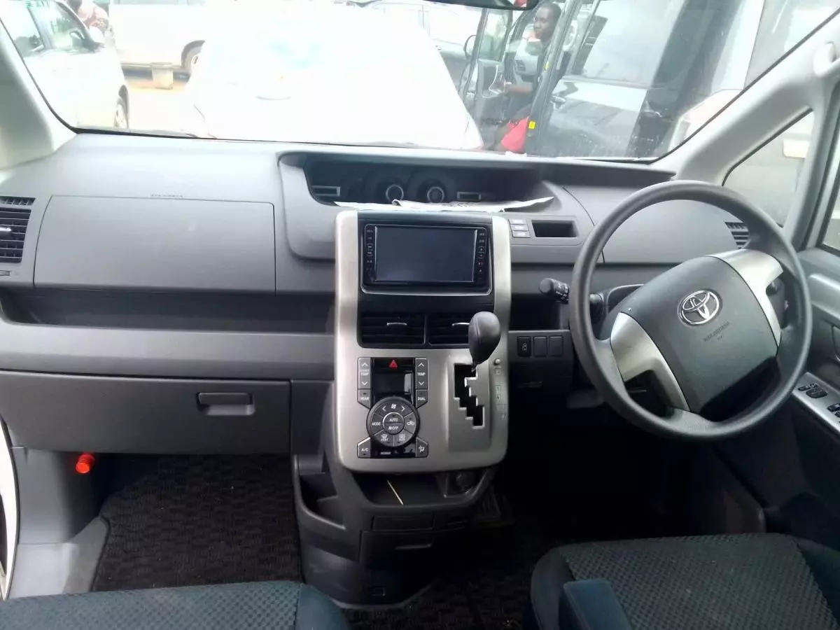 Toyota Noah   - 2010