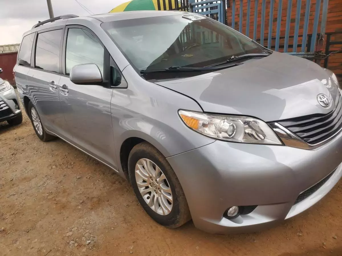 Toyota Sienna   - 2015