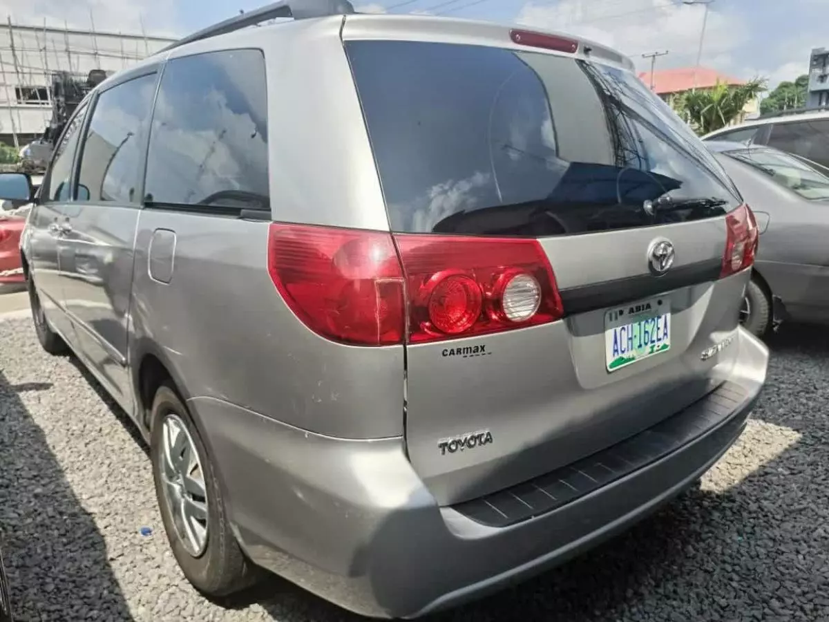 Toyota Sienna   - 2006