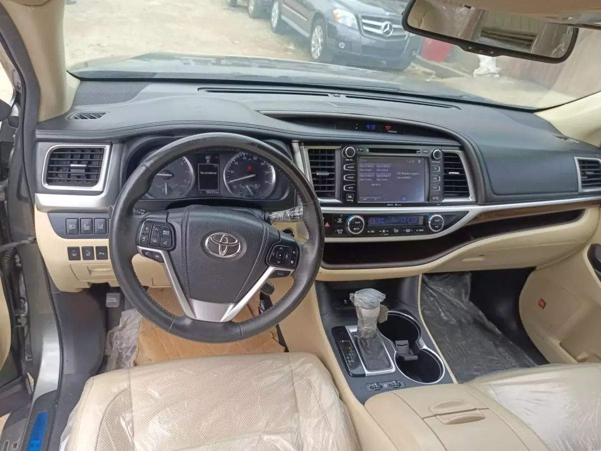 Toyota Highlander   - 2014