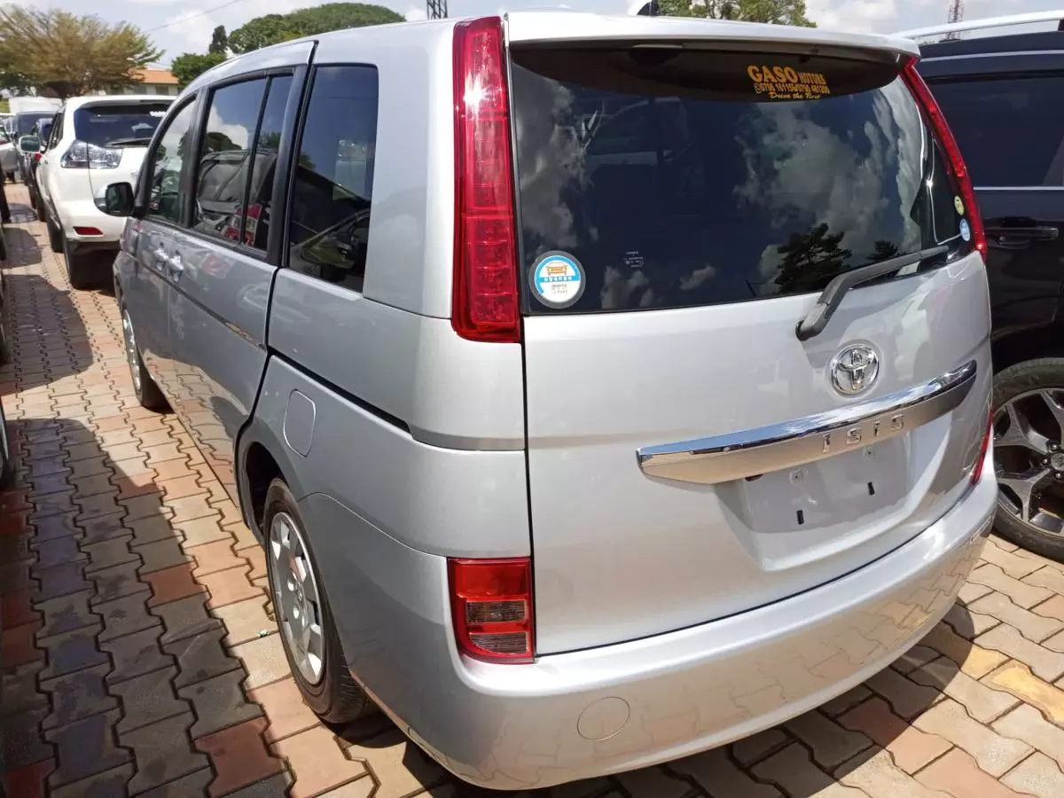 Toyota Isis  - 2008
