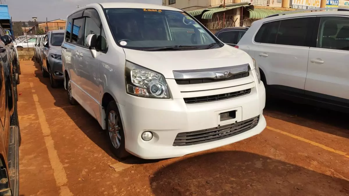 Toyota Noah - 2009