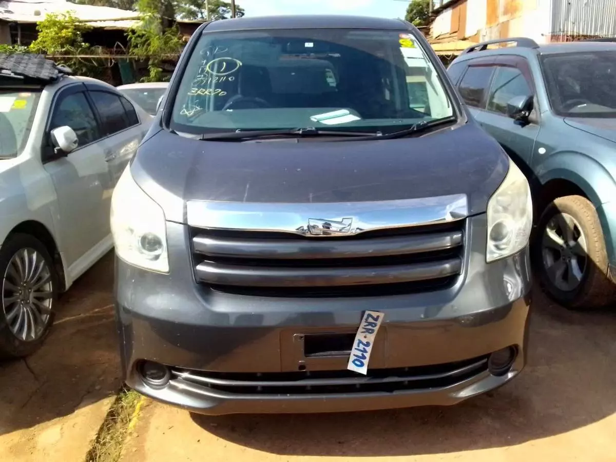 Toyota Noah   - 2010