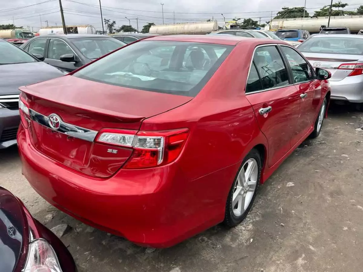 Toyota Camry   - 2012