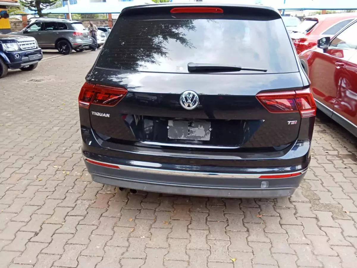 Volkswagen Tiguan   - 2017