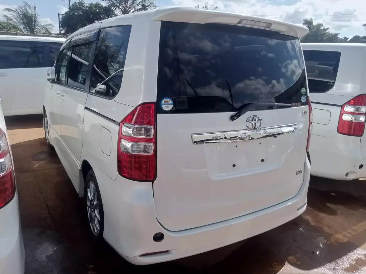 Toyota Noah   - 2011