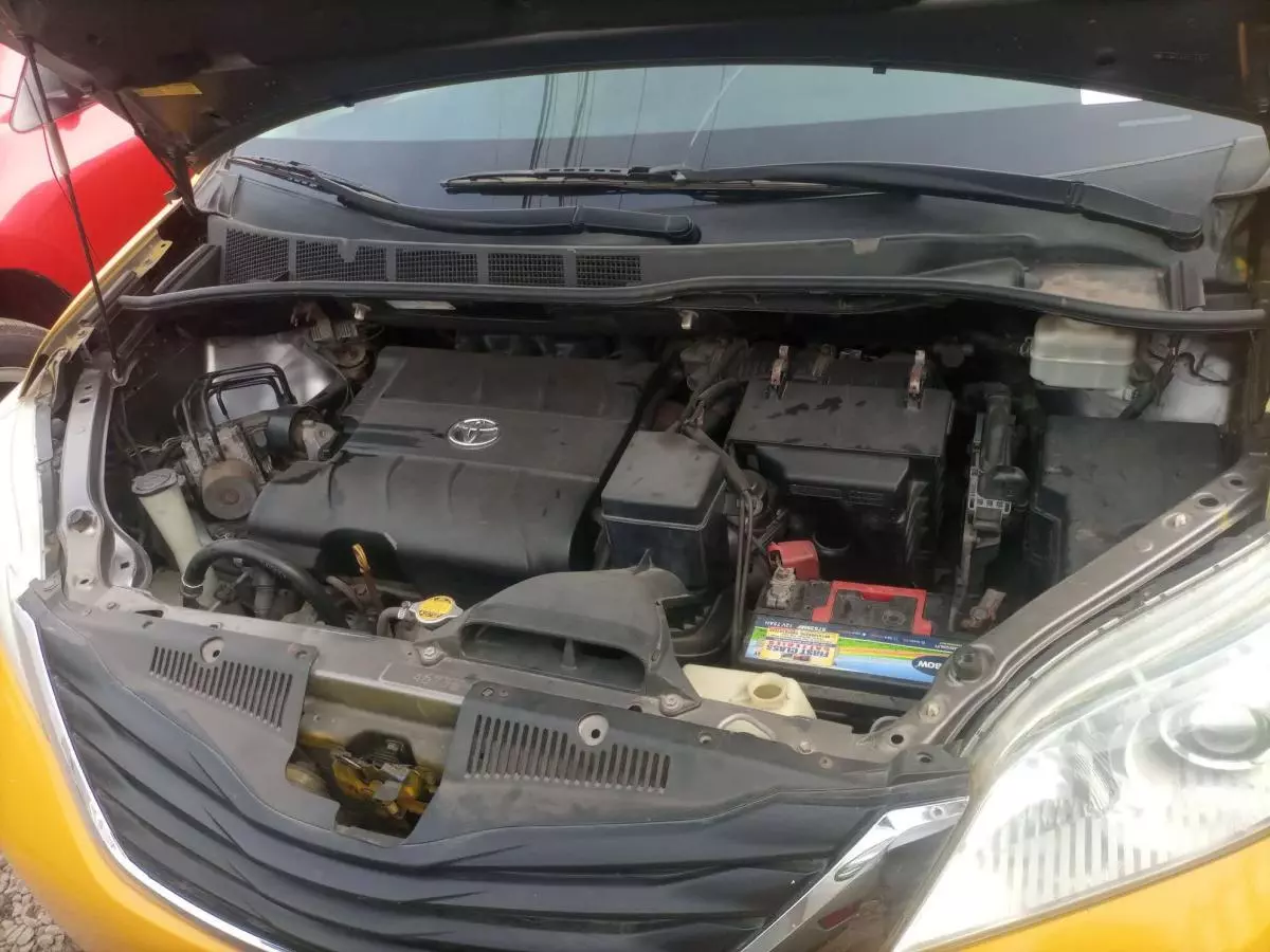Toyota Sienna - 2011