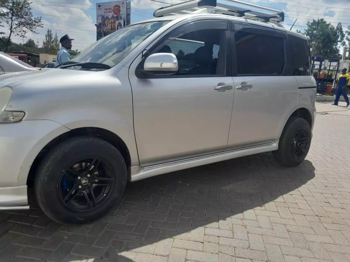 Toyota Sienta   - 2012