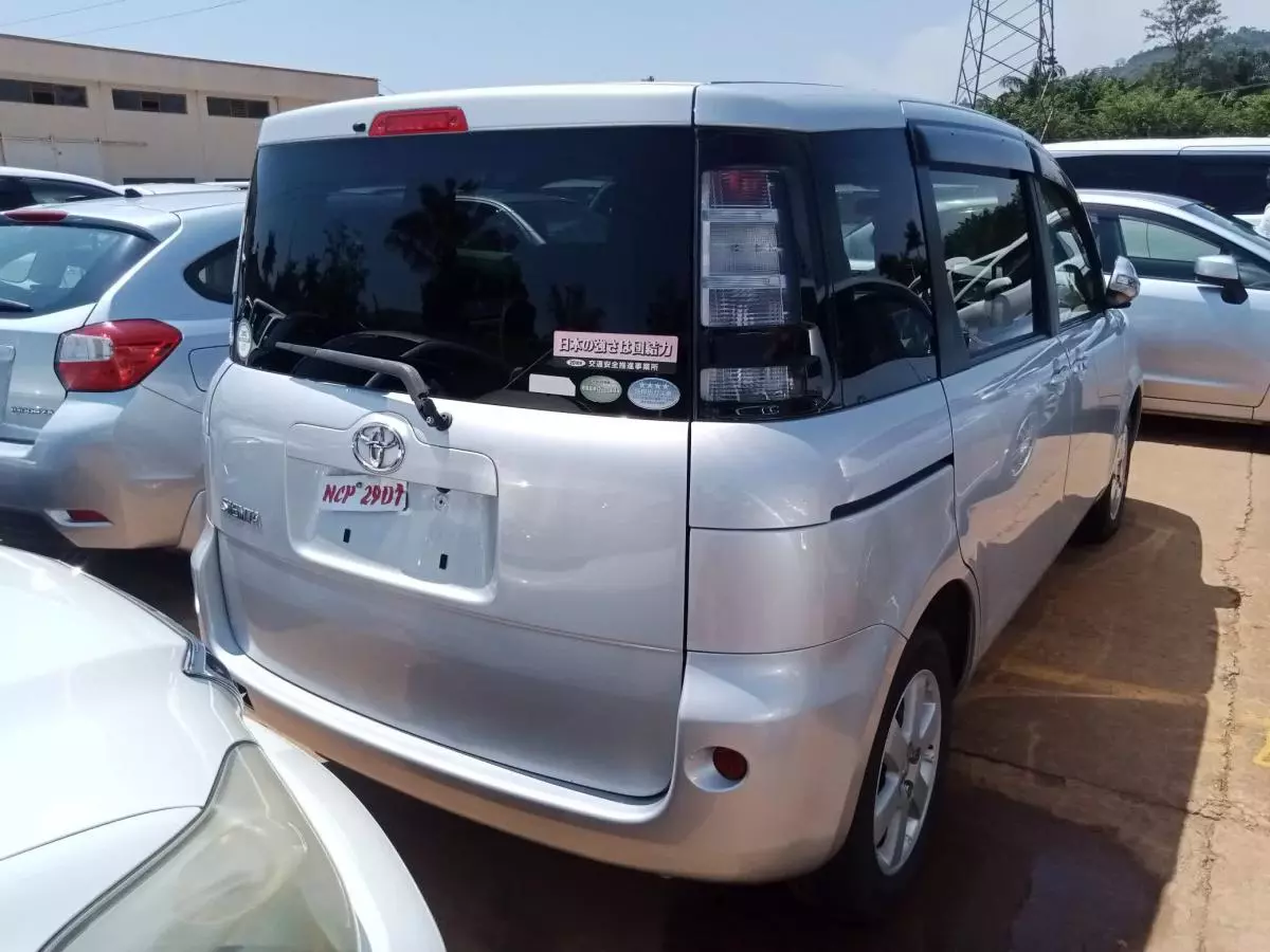 Toyota Sienta   - 2011