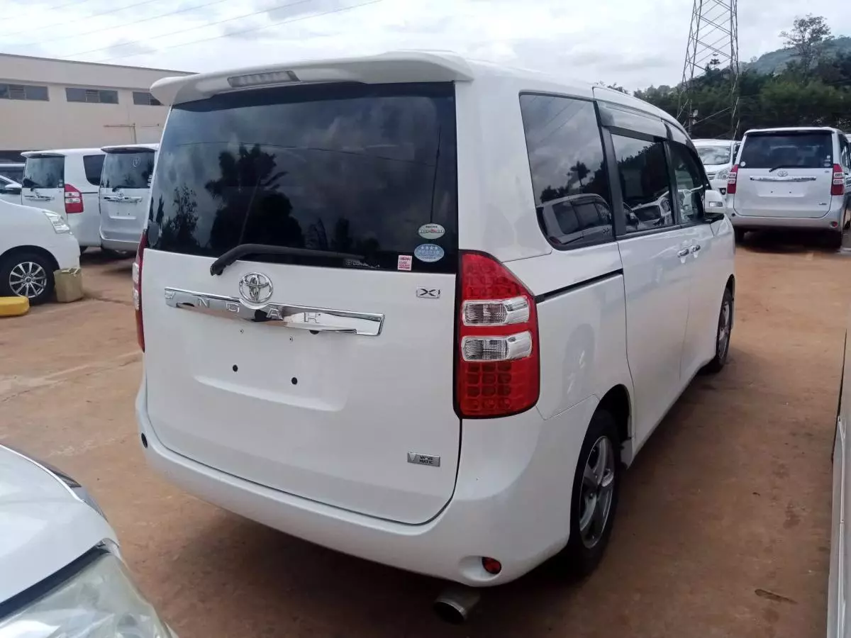 Toyota Noah   - 2011