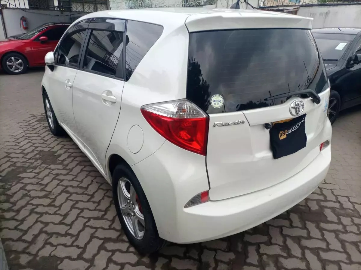 Toyota Ractis - 2014