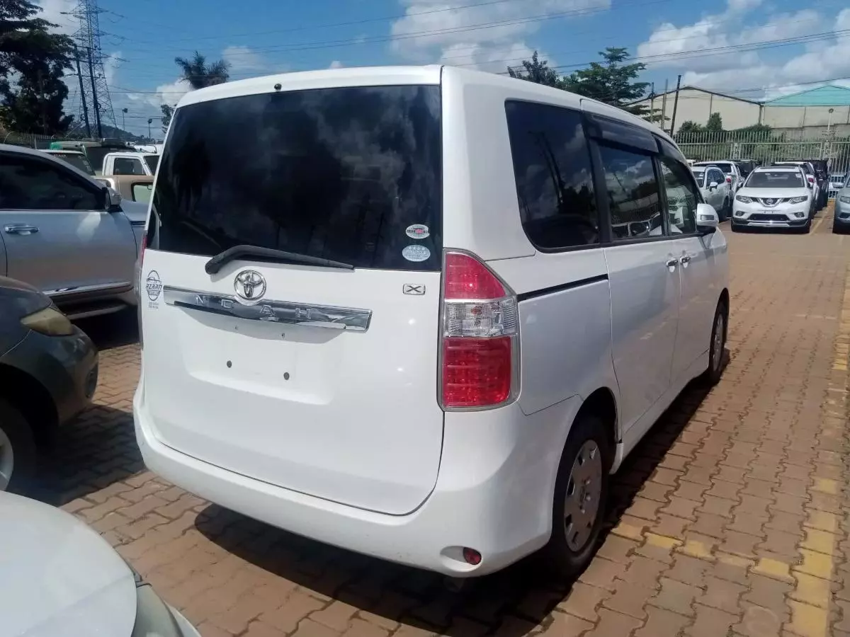 Toyota Noah   - 2011