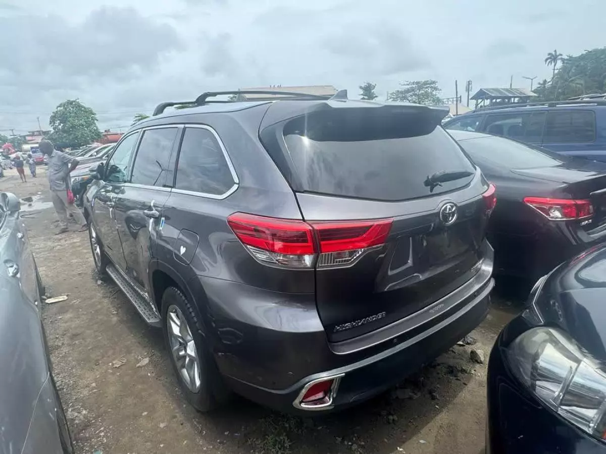 Toyota Highlander   - 2016