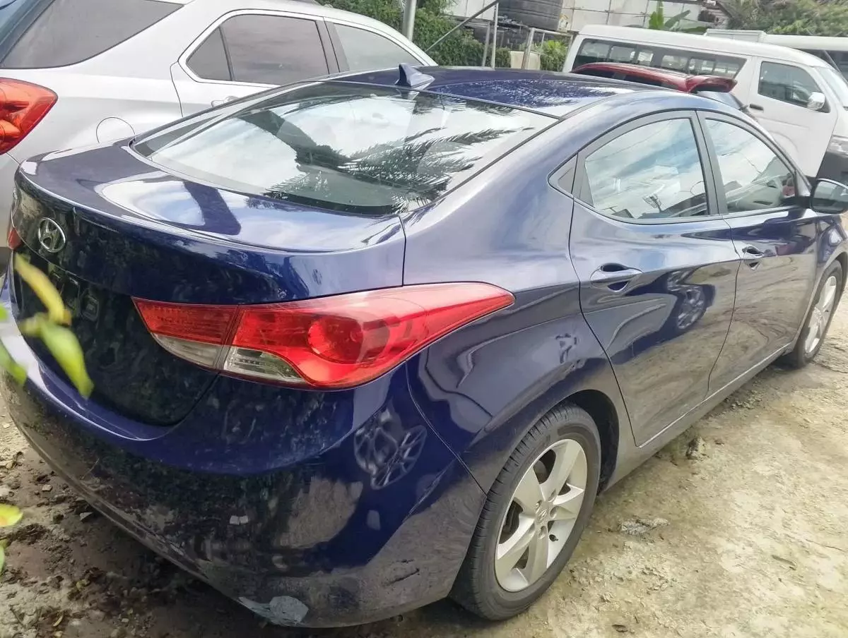 Hyundai Elantra   - 2012