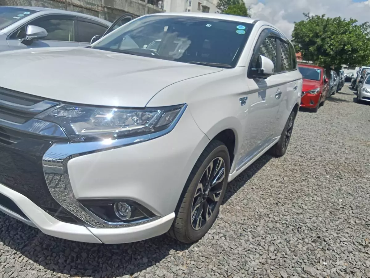 Mitsubishi Outlander hybrid    - 2017