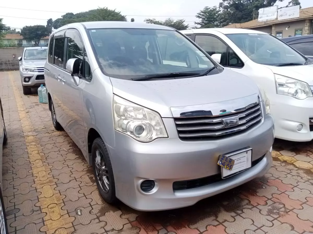 Toyota Noah   - 2009