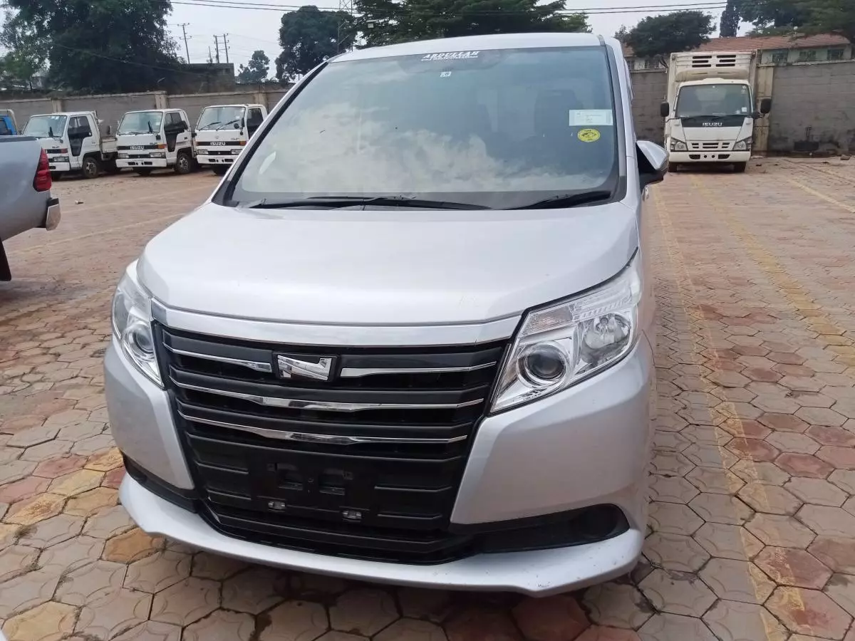 Toyota Noah   - 2014