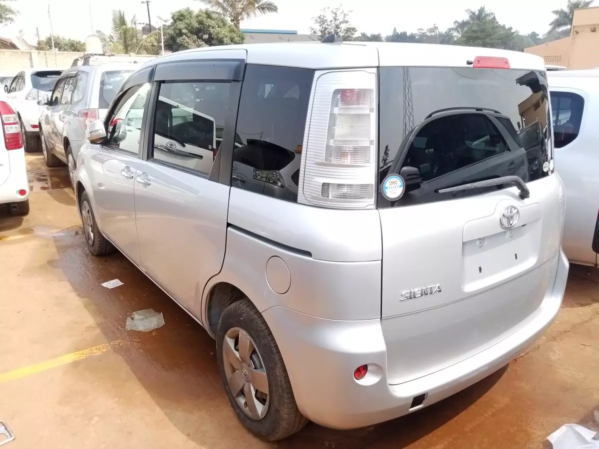 Toyota Sienta   - 2011