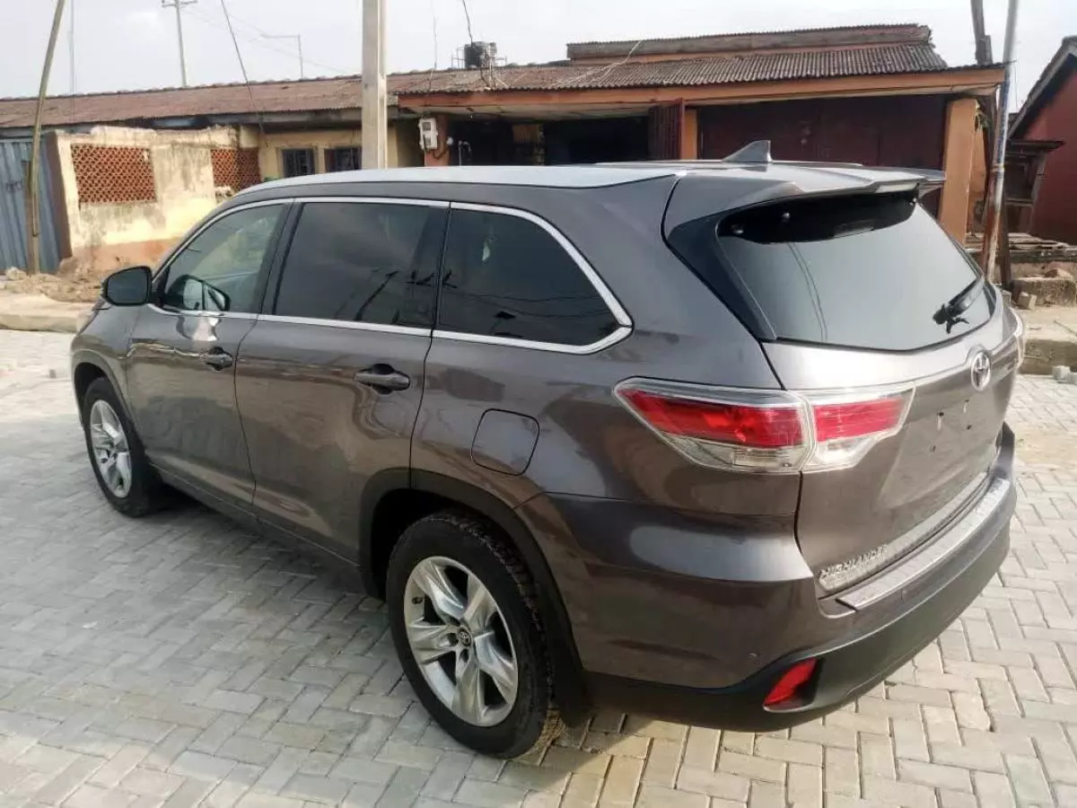 Toyota Highlander   - 2016