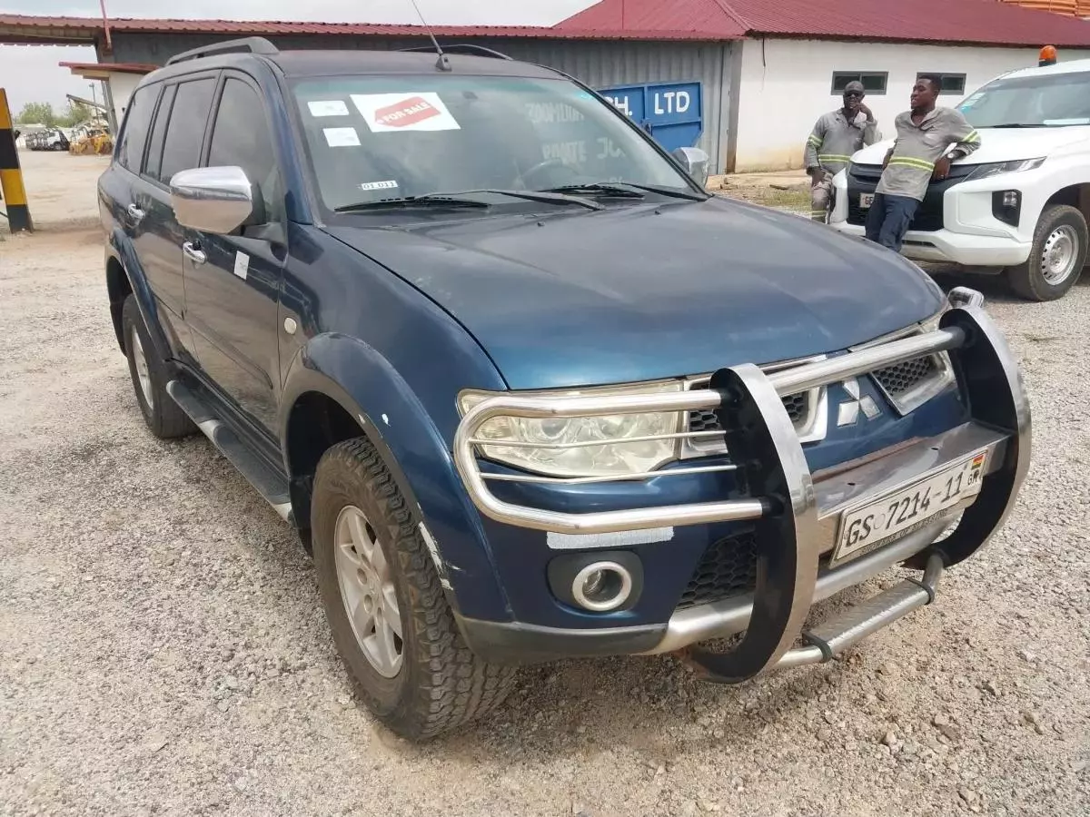 Mitsubishi Pajero Sport   - 2011