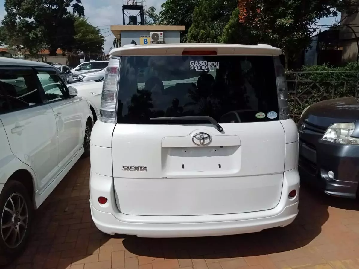 Toyota Sienta   - 2012