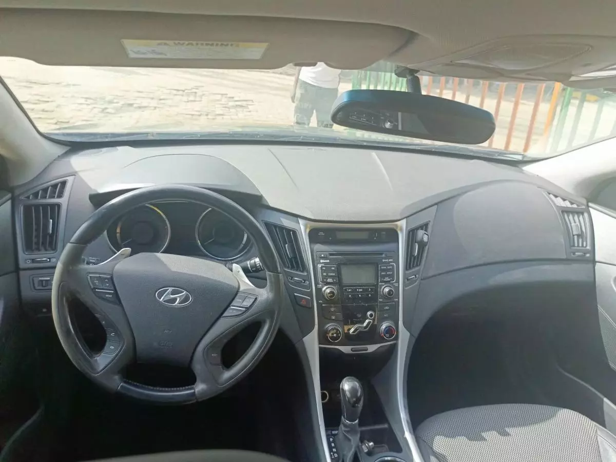 Hyundai Sonata   - 2011